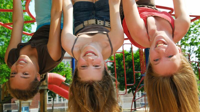 Flickor hänger upp och ned.